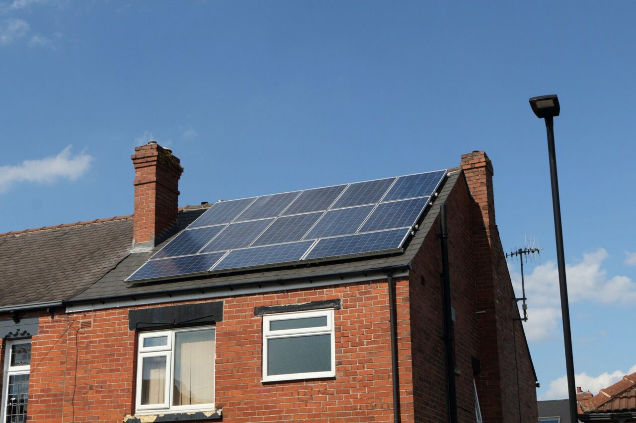 AIE: Goana după instalarea de panouri fotovoltaice inteligente creează VULNERABILITĂȚI în interiorul rețelelor electrice