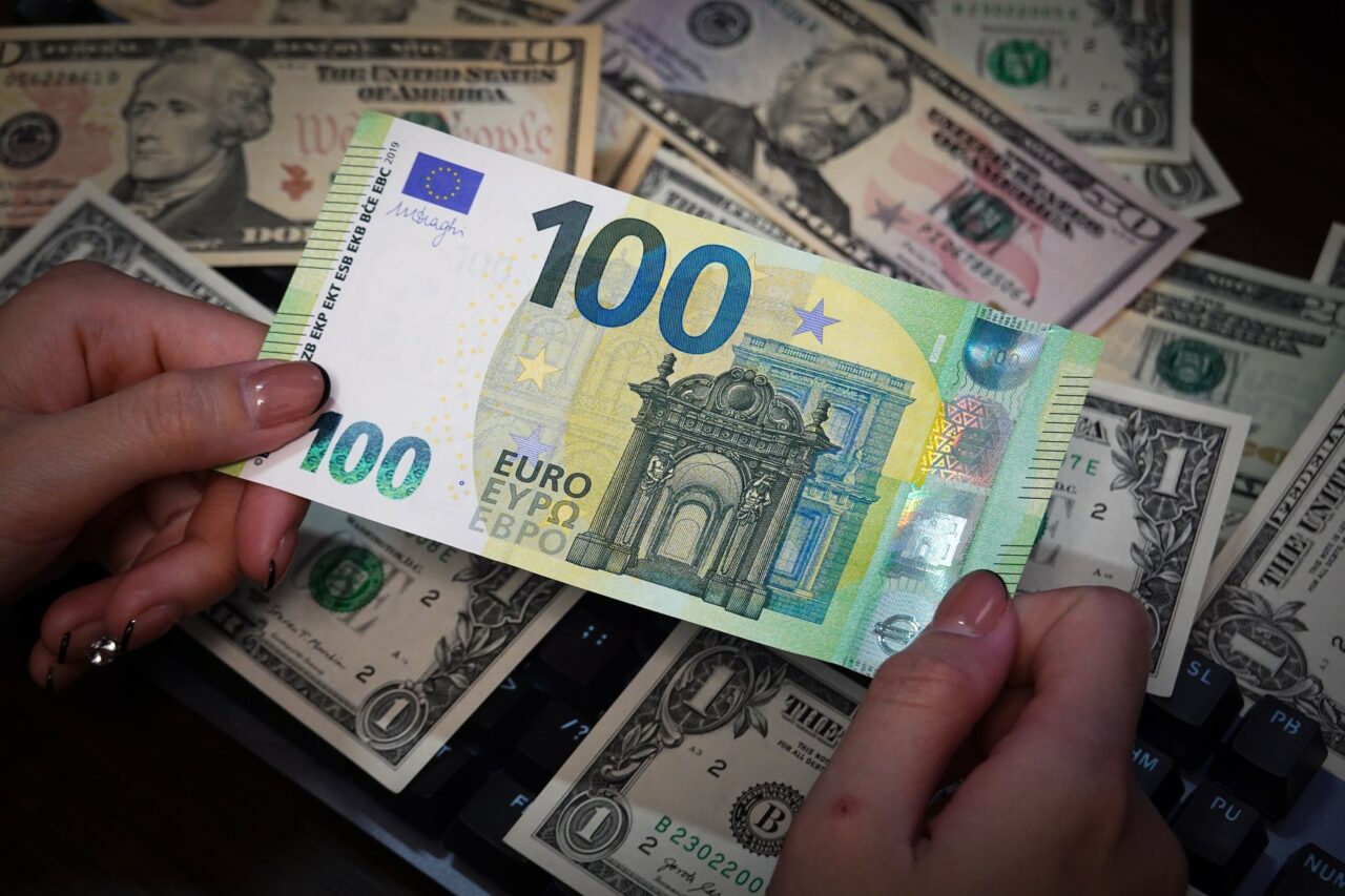 Evoluția leului față de EURO și dolar în 2024 și schimbările în 2025. „Stabilitatea CURSULUI, o ancoră într-o perioadă de fluctuații și incertitudini”