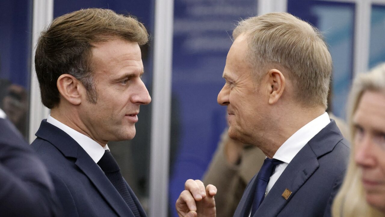 POLITICO: Emmanuel Macron și Donald Tusk discută joi despre posibilitatea trimiterii unor forțe europene de menținere a păcii în Ucraina