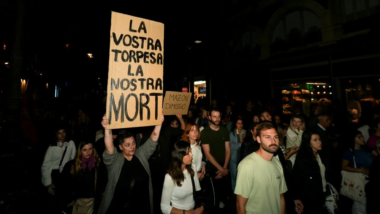 Proteste în Valencia. Zeci de mii de oameni au ieşit în stradă şi cer DEMISIA preşedintelui regiunii, Carlos Mazon