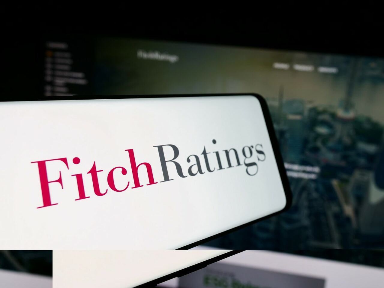 Instabilitatea politică lovește dur în economie. Agenția de rating Fitch schimbă perspectiva României de la „stabilă” la „NEGATIVĂ”
