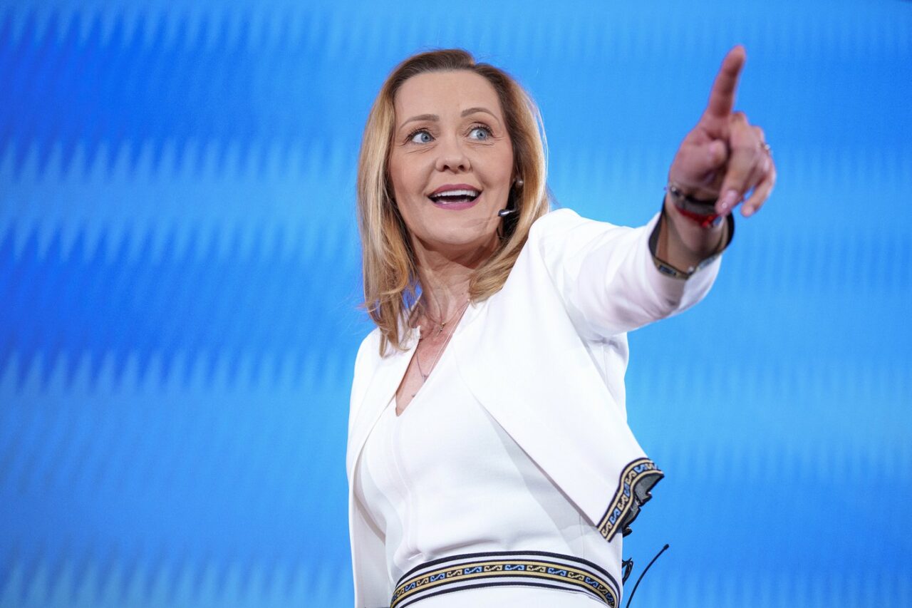 Elena Lasconi: „Vom face o majoritate democratică pro-europeană și un GUVERN democratic. Nu discutăm funcții. Suntem într-o situație crucială”