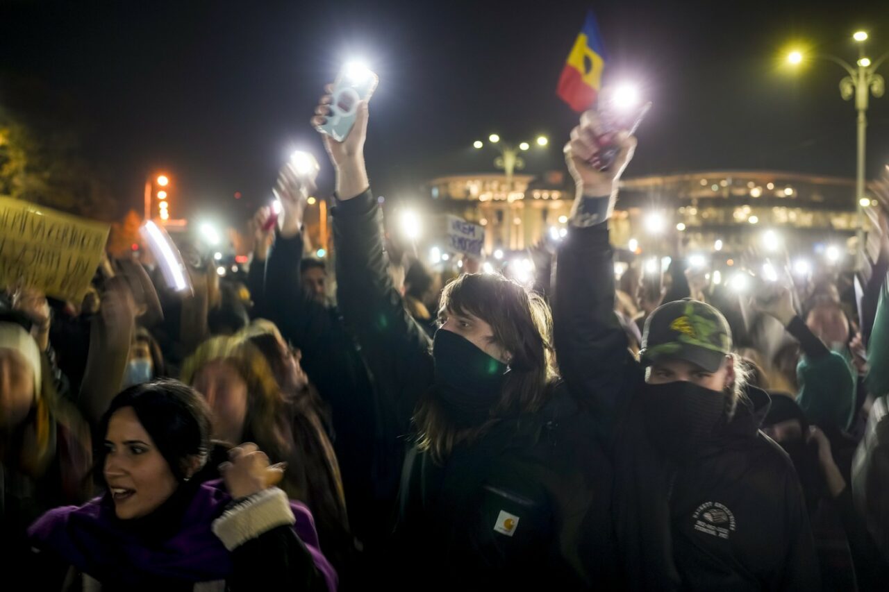 FT: A doua revoluție a României. Un ultranaționalist e pe punctul de a câștiga puterea