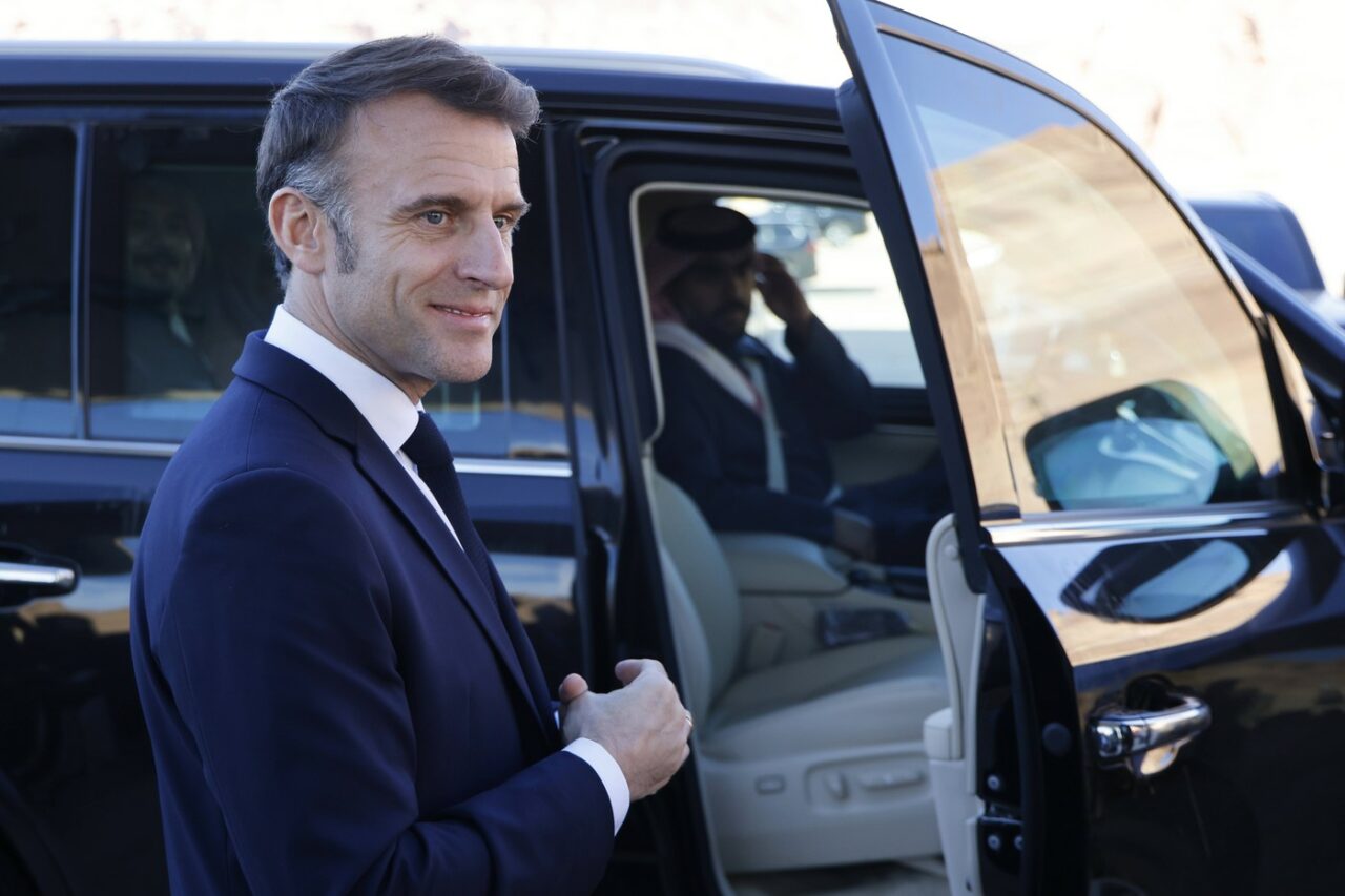 Marine Le Pen consideră că președintele Franței este ”responsabil” de criza politică /Mélenchon: „MACRON nu va rezista trei ani”