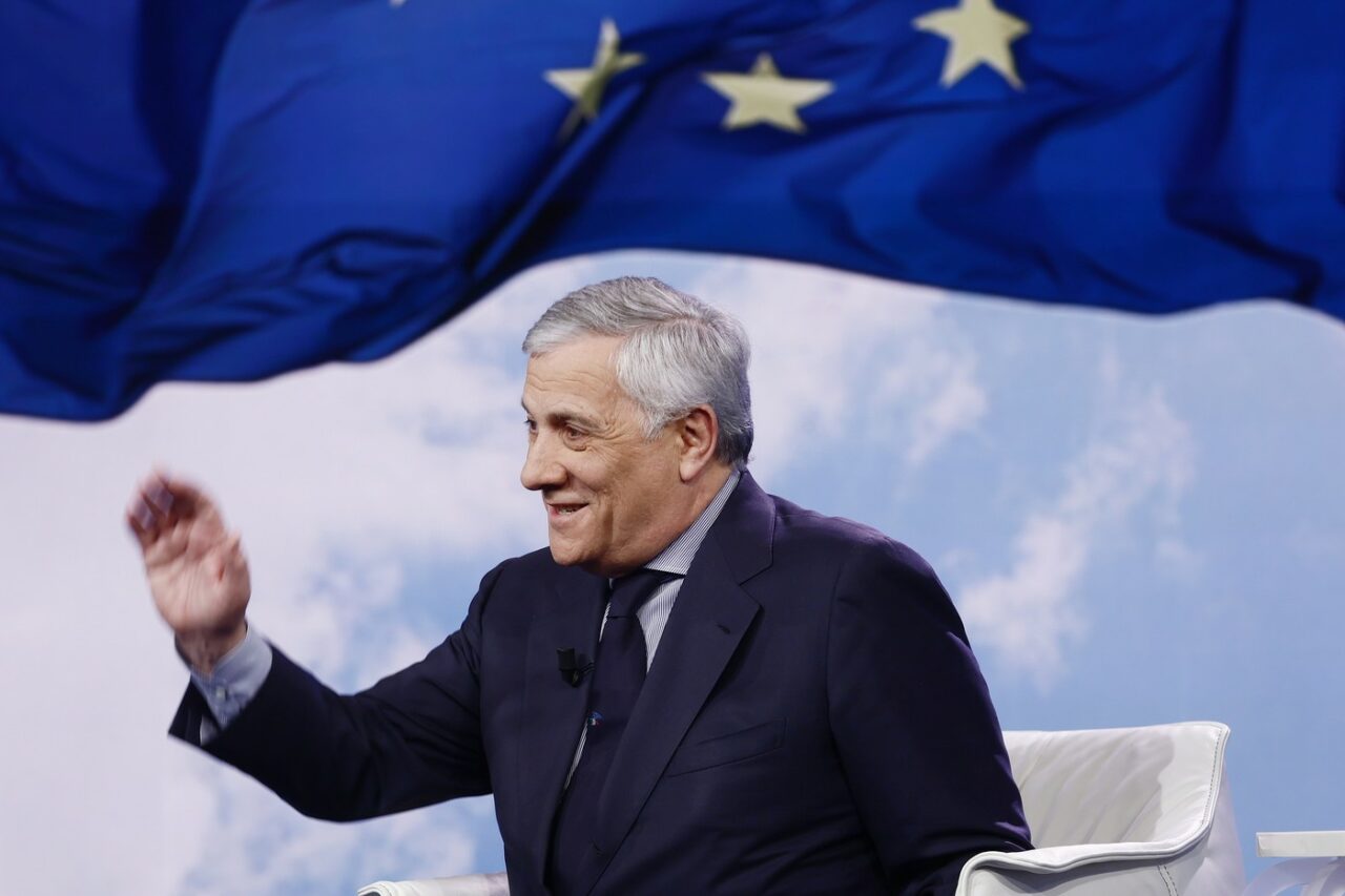 Ministrul italian de Externe se declară „foarte preocupat” de „activitățile hibride” atribuite Rusiei pentru influențarea alegerilor din ROMÂNIA