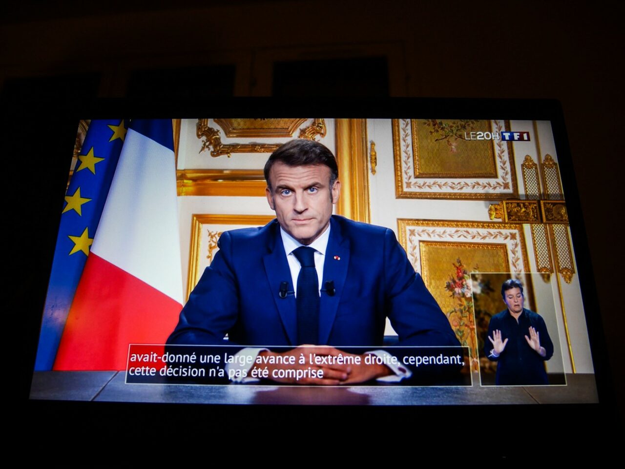 Macron critică dur demiterea Guvernului Barnier /Președintele FRANȚEI vrea guvern de „interes general”