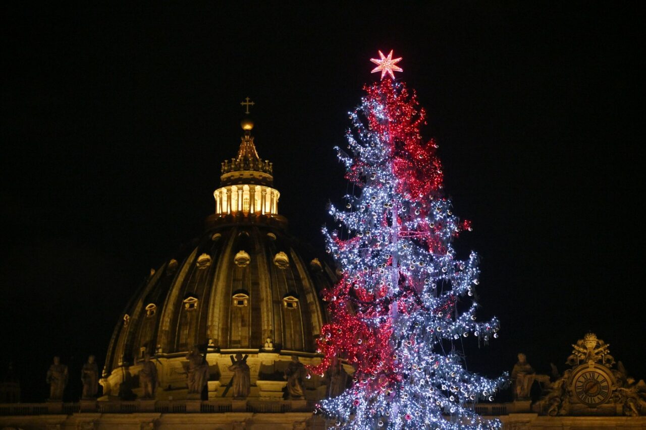 Luminițele bradului s-au aprins la Vatican. Pomul este un dar al primarului din Ledro, căsătorit cu o ROMÂNCĂ
