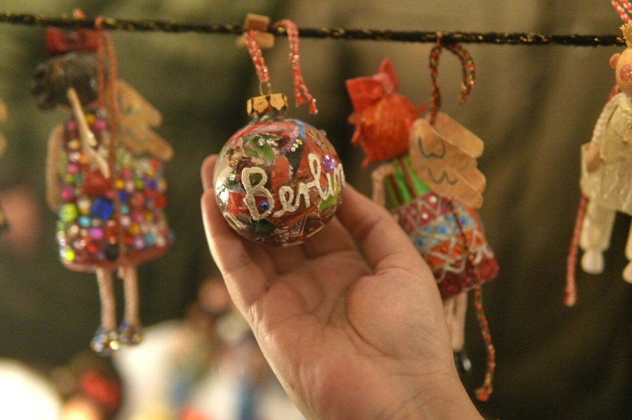Cadourile HANDMADE sunt la mare căutare în acest sezon. La târgul de la Iași, artizanii au atras sute de vizitatori
