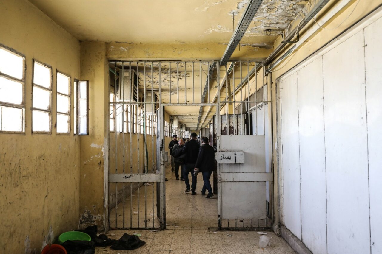 Printre deținuții eliberați de rebelii sirieni s-a numărat și un COPIL. Minorul se afla într-o celulă subterană