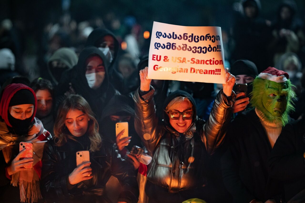 UE va analiza unele măsuri împotriva Georgiei ca urmare a reprimării violente a protestelor pro-democrație