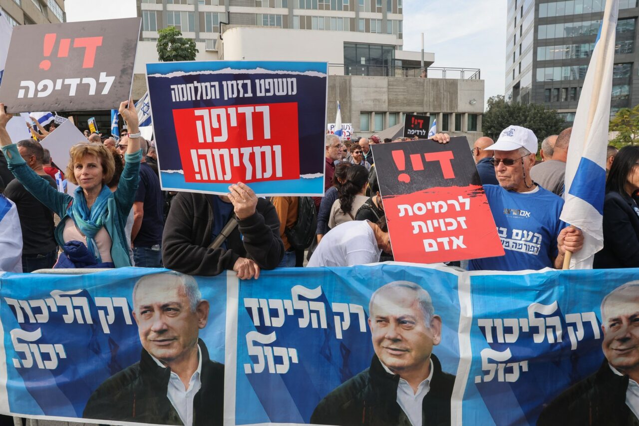 Manifestații pro și contra Netanyahu în fața tribunalului unde are loc PROCESUL acestuia