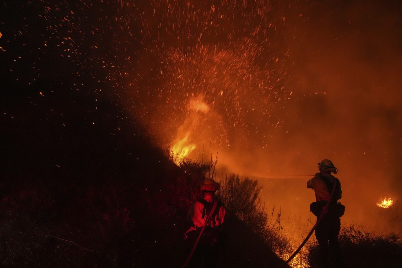 INCENDIU puternic de vegetație în Malibu. Mai multe vedete, obligate să evacueze zona