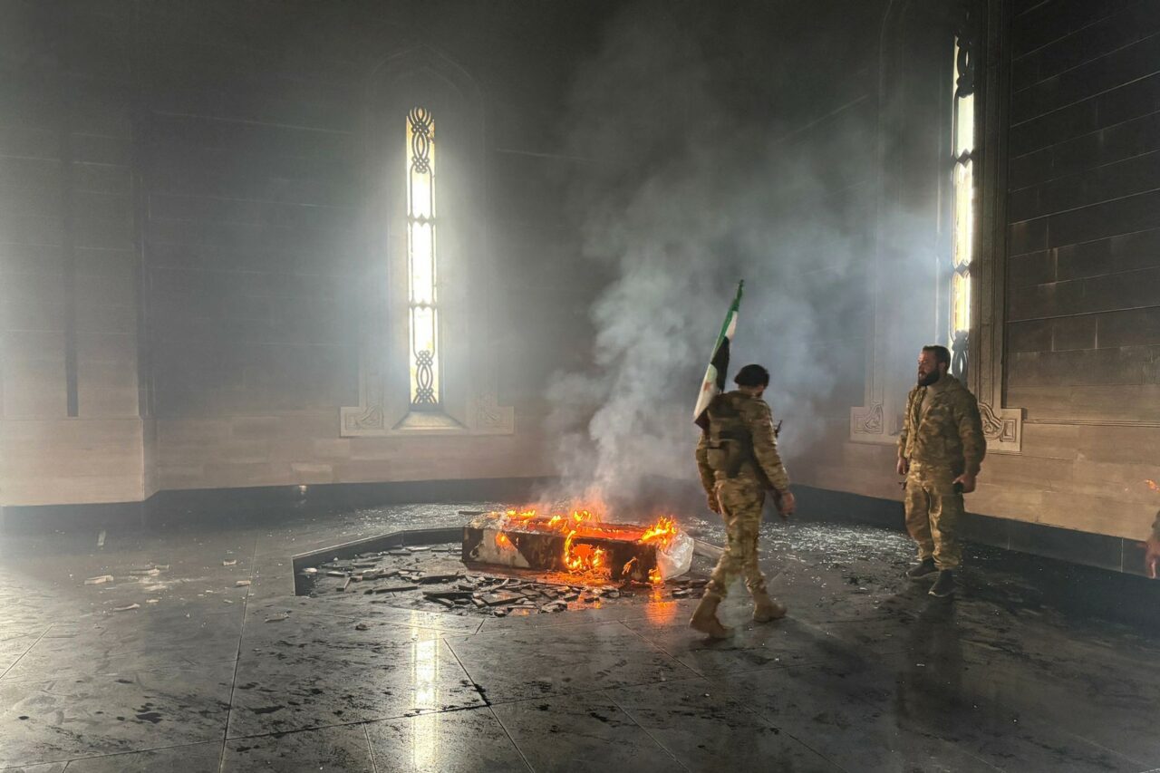Siria: Mormântul lui Hafez al-Assad, tatăl președintelui destituit Bashar al-Assad, INCENDIAT de rebeli