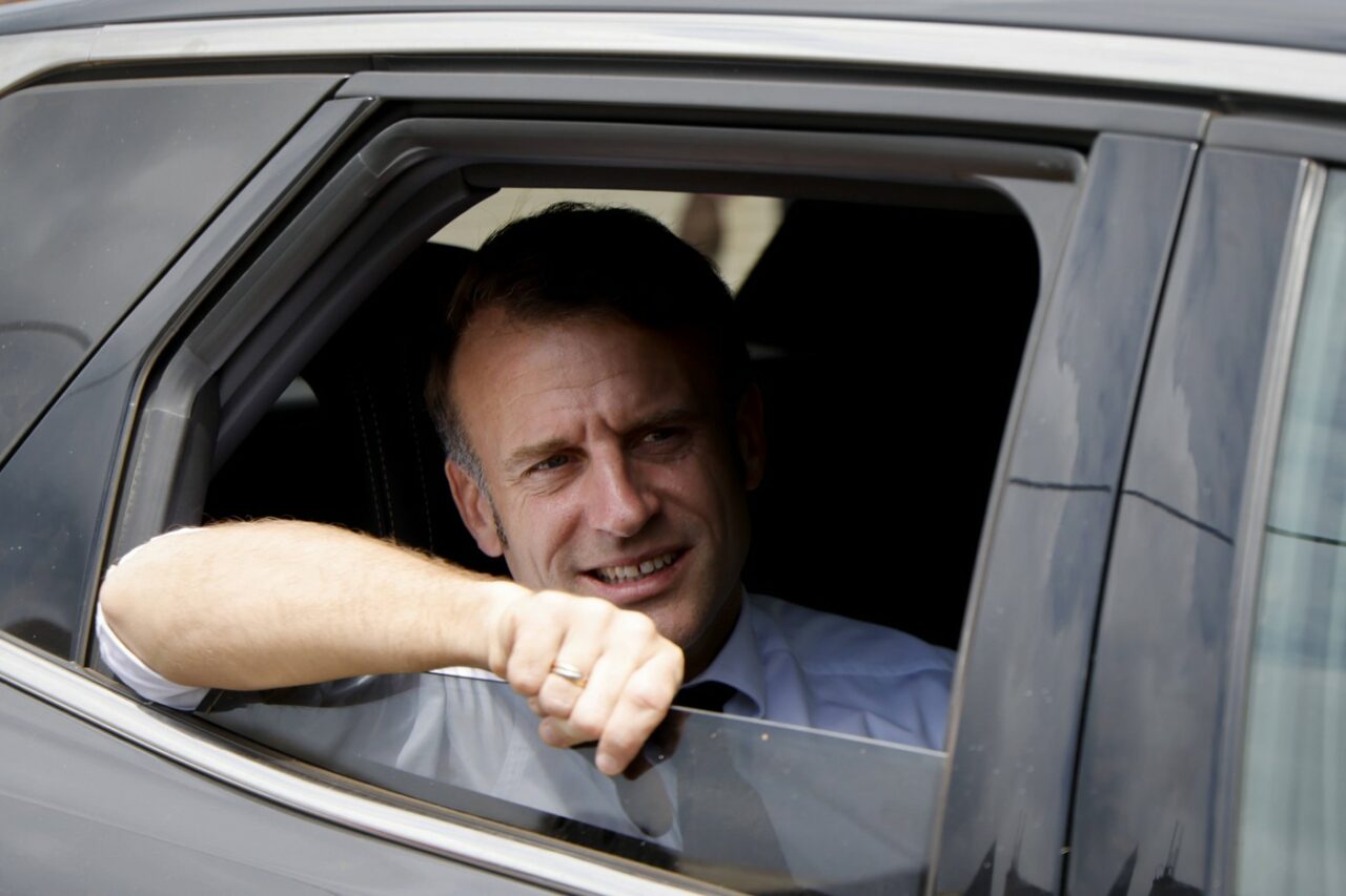 Opoziția dezaprobă afirmațiile făcute de MACRON în cursul vizitei în Arhipelagul Mayotte