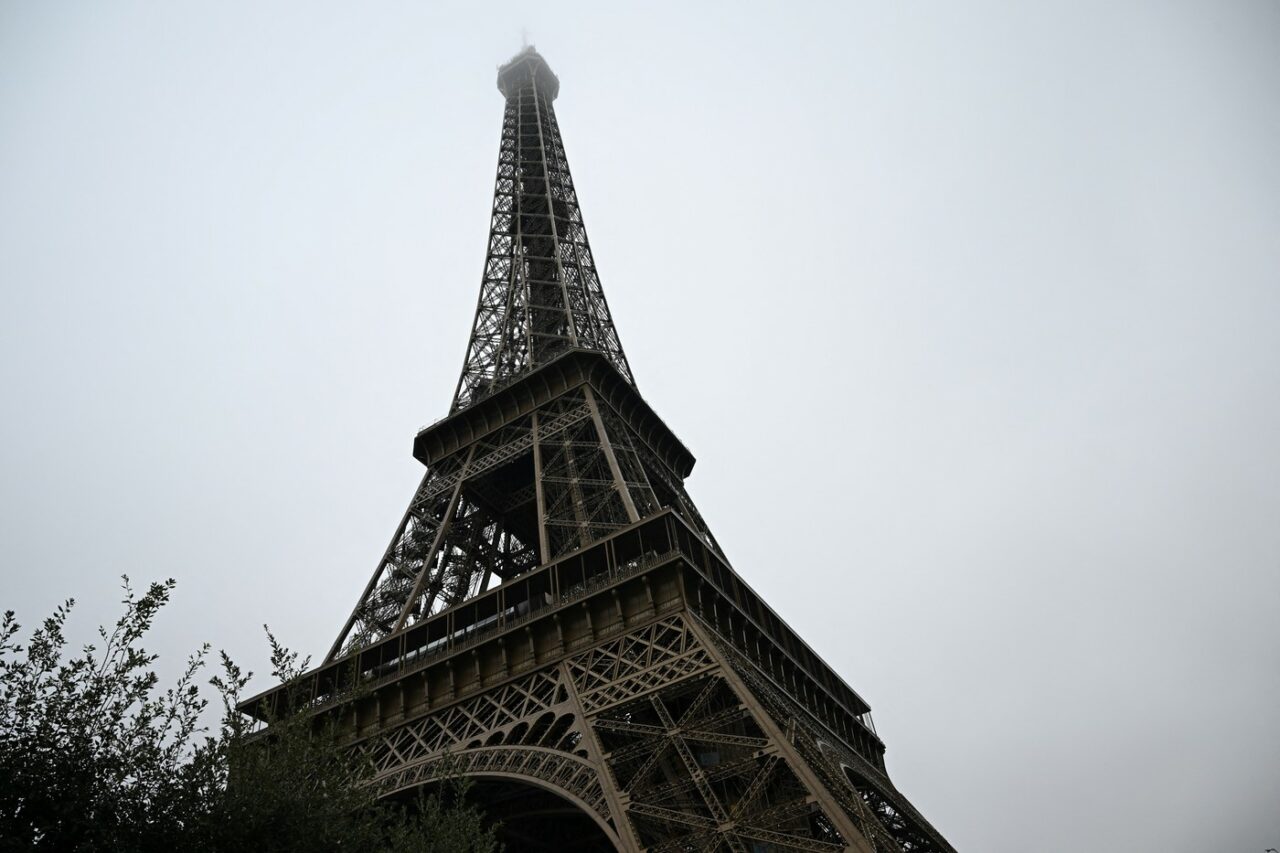 ALERTĂ la Paris după un incendiu la Turnul Eiffel. Peste o mie de vizitatori au fost evacuați