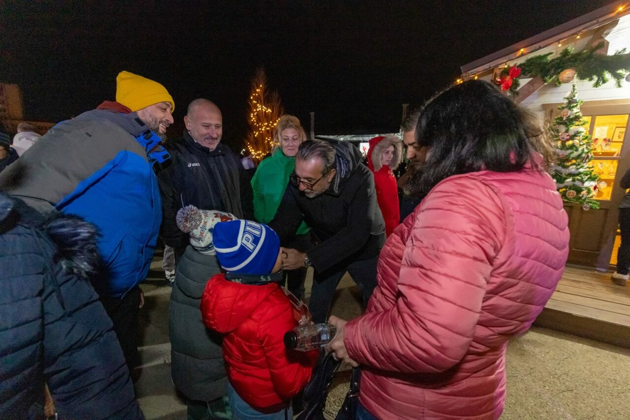 În noaptea de Moș Nicolae, s-a deschis târgul sărbătorilor de la Buzău/”Magia Crăciunului a început în Parcul I.C. Brătianu!”