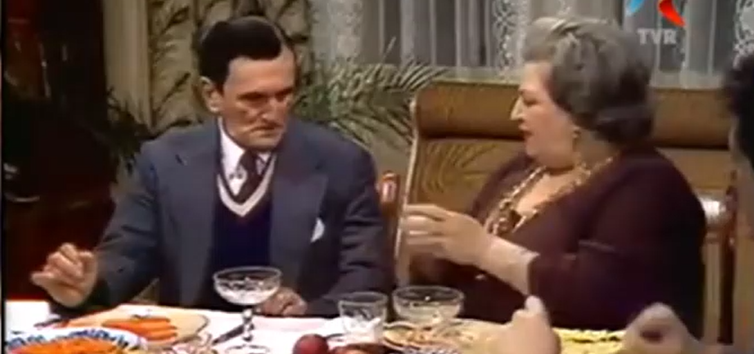 Cum petreceau românii Revelionul în comunism. Era singura noapte din an când nu se întrerupea electricitatea