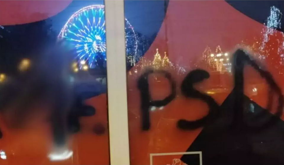 Sediul PSD Ploiești, VANDALIZAT de un bărbat și o femeie. Cum și-au motivat gestul suspecții, după ce au fost prinși de polițiștii din Prahova