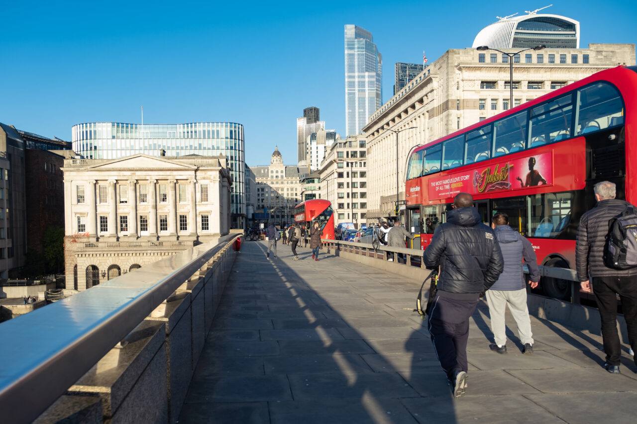 Atac la LONDRA: Bărbat arestat pentru tentativă de omor după ce a intrat cu mașina în oamenii care circulau pe un trotuar. 4 pietoni au fost răniți