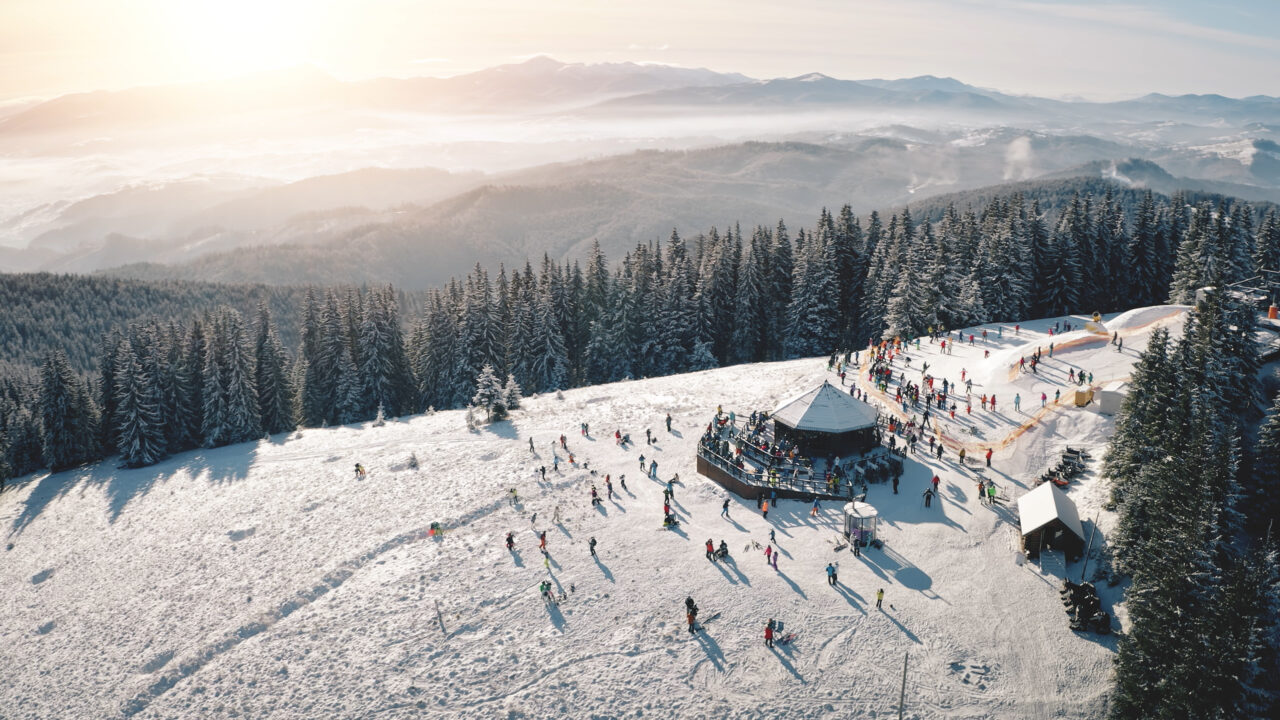 Bukovel, stațiunea montană dintr-o țară aflată în RĂZBOI. Ce spun turiștii: „Ai învățat să skiezi printre drone și bombe? Dacă nu, vei învăța”
