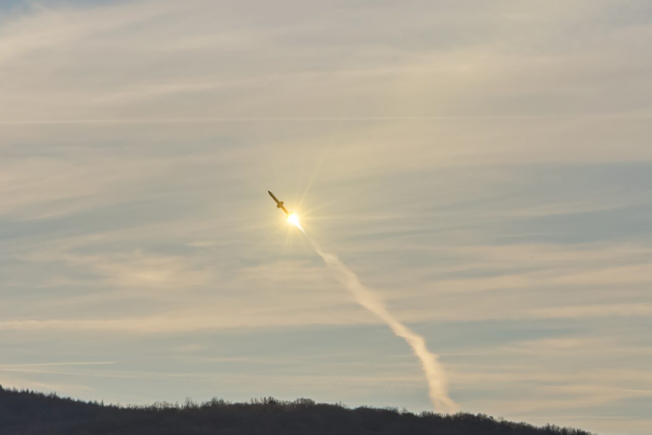 Ministerul Apărării neagă informația potrivit căreia o RACHETĂ rusească ar fi pătruns în spațiul aerian al României