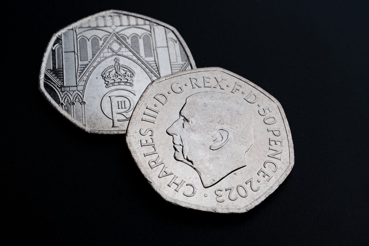 O monedă de 50 pence cu chipul regelui Charles al III-lea provoacă agitație printre colecționarii de monede din Marea Britanie