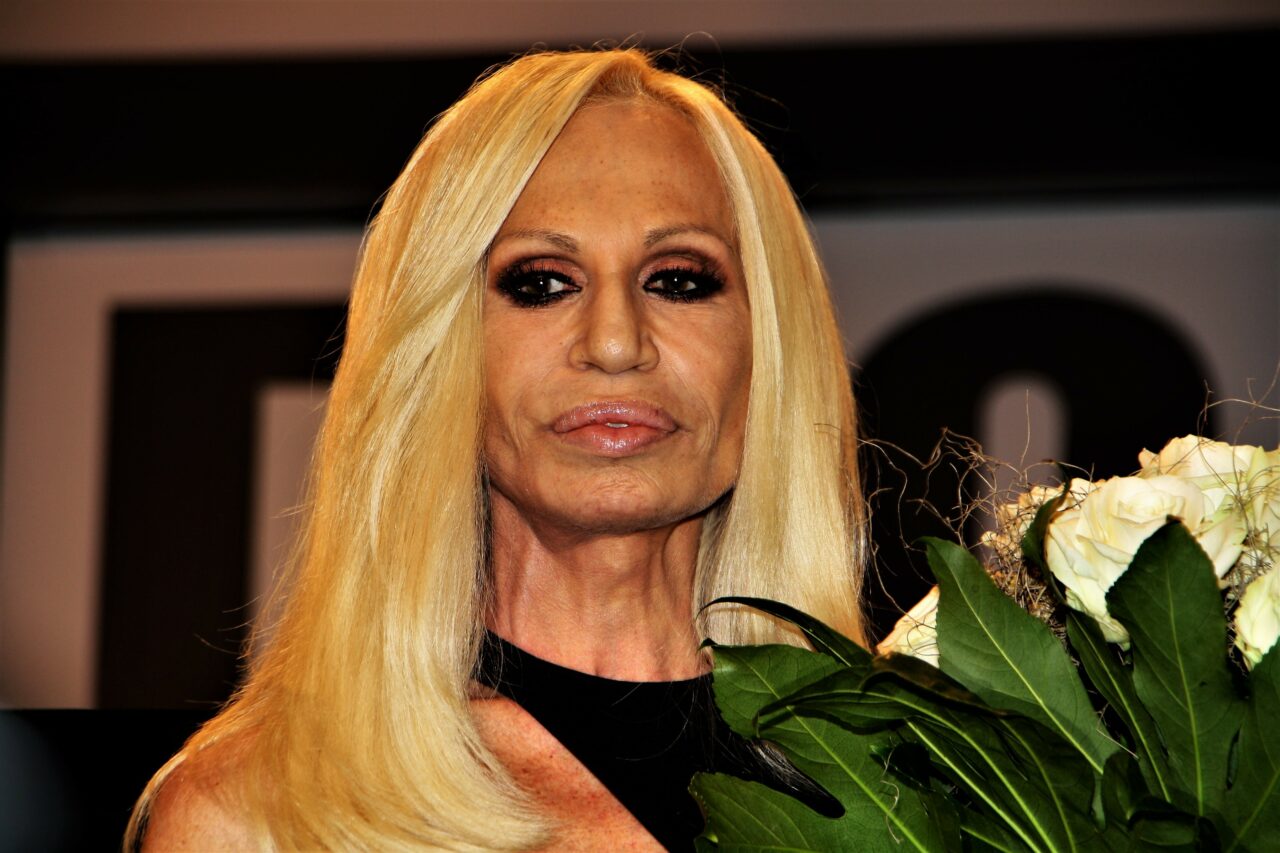 Donatella Versace, de nerecunoscut după noile operații estetice. Cum arată acum