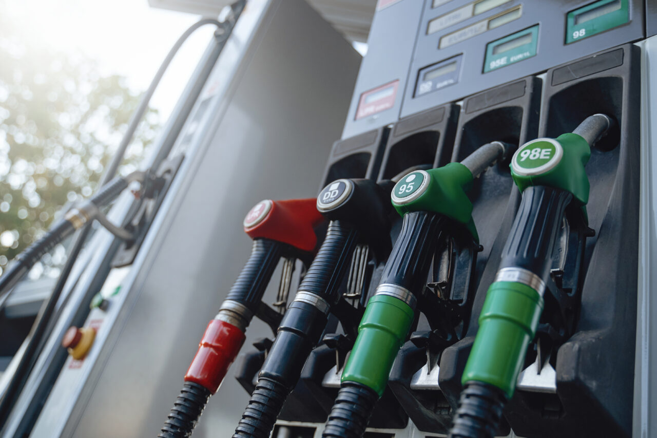 Prețuri carburanți 17 decembrie 2024. Scumpire cu 4 bani a litrului de benzină și motorină