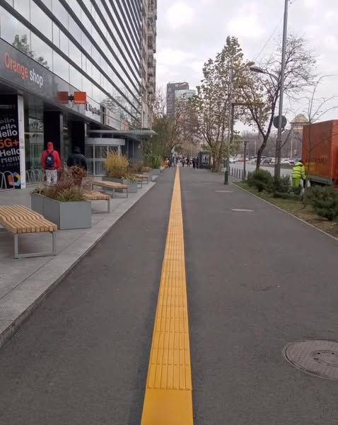 Marcaje tactile pentru NEVĂZĂTORI pe trotuare, treceri de pietoni și stații de metrou în București
