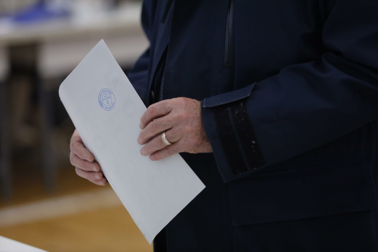 Ce spune LEGEA despre părinții care merg alături de copiii minori în cabina de vot