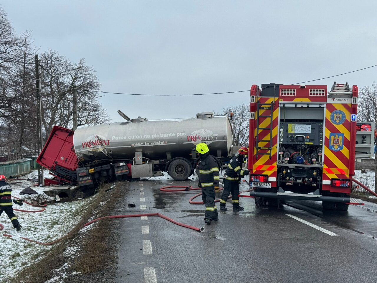 Tragedie în a doua zi de Crăciun. Un autoturism a luat FOC după ce s-a izbit de o cisternă, în Suceava. Toți pasagerii au murit