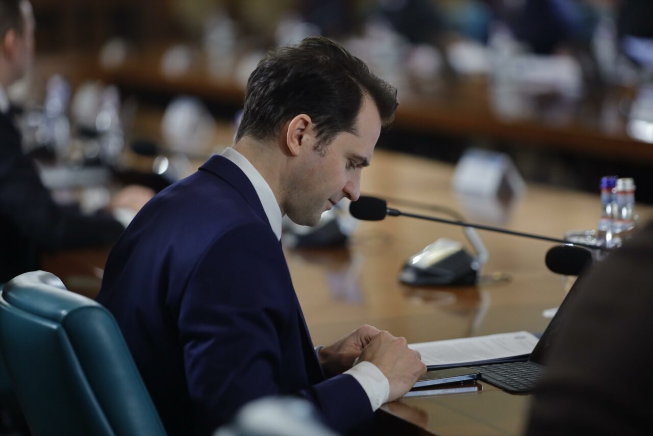 Sebastian Burduja sesizează DIICOT privind informațiile false despre vânzarea lacurilor României către străini: „Bogățiile nu pot fi vândute”