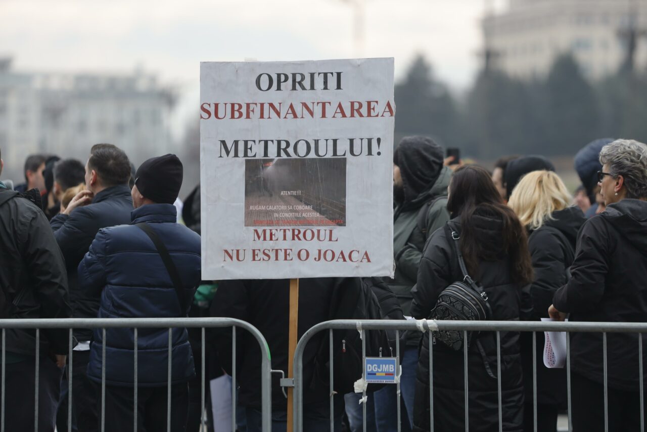 Sute de sindicalişti ai METROREX protestează în faţa Ministerului Finanțelor: Solicită creșteri salariale și respectarea drepturilor contractuale