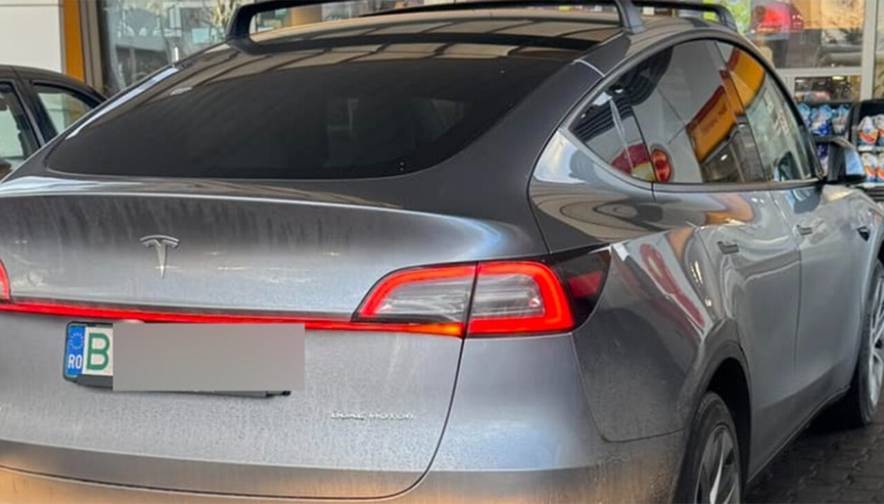 Mai rar așa ceva! Unde și-a lăsat parcată mașina un șofer de TESLA din București, în Cluj-Napoca
