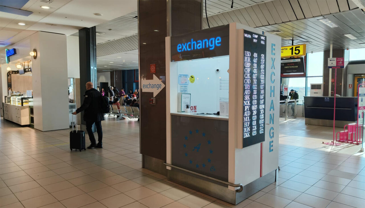 Curs VALUTAR ireal în Aeroportul Otopeni. Cu câți lei se vând 1 euro și 1 dolar american
