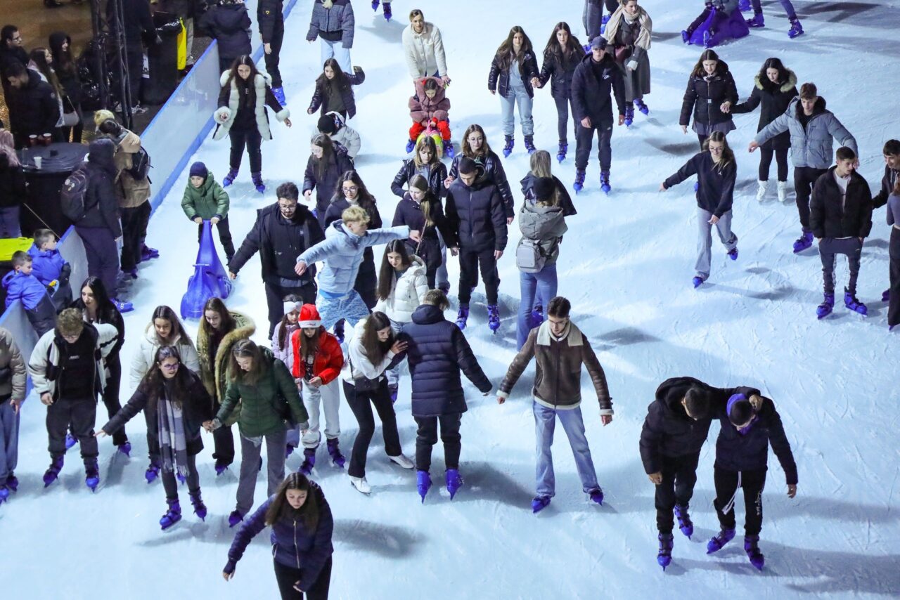 Ce program are patinoarul din Drumul Taberei în prima zi a anului și cât costă accesul sau patinele