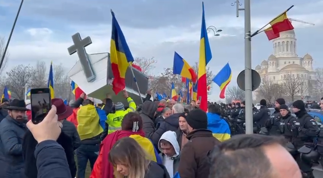 Susținătorii lui Călin Georgescu, miting la sediul CCR: „Turul 2 înapoi” / Protestul nu este autorizat de Jandarmerie