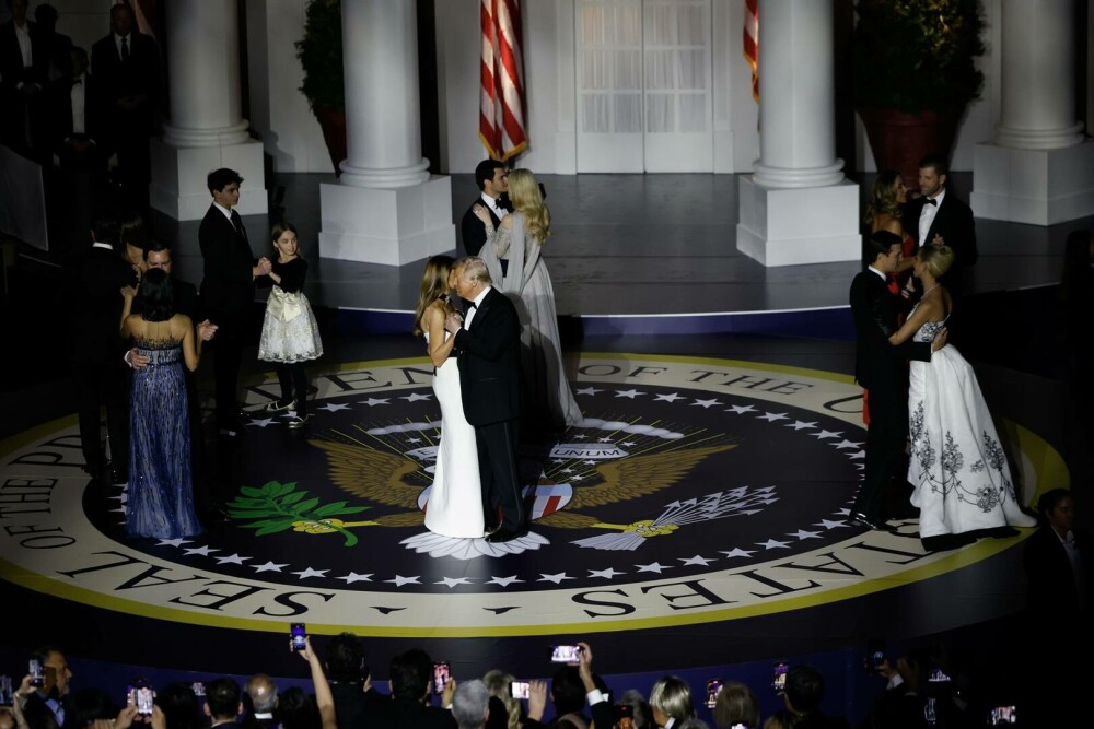 Donald și Melania Trump, DANSUL care a marcat începutul președinției / Ce ROCHIE a purtat Prima Doamnă la balul inaugural