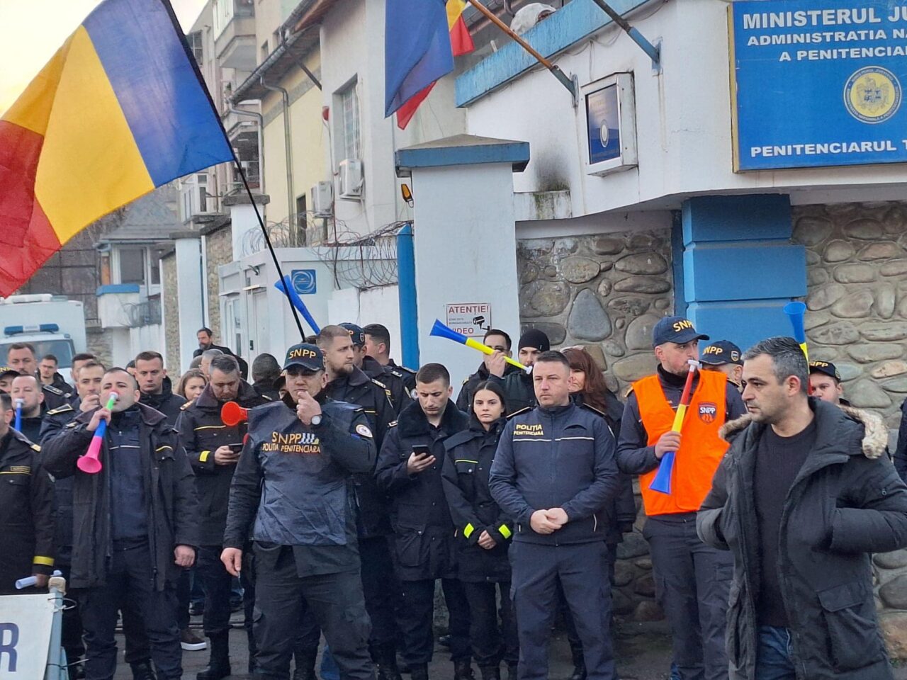 Polițiștii de penitenciare protestează împotriva „măsurilor de austeritate” impuse de „Ordonanța Trenuleț”. Cer sporuri și plata orelor suplimentare