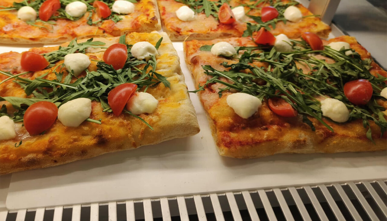 Cu cât se vinde o singură felie de pizza în Aeroportul Otopeni acum, în 2025. Românii au crezut că este o eroare