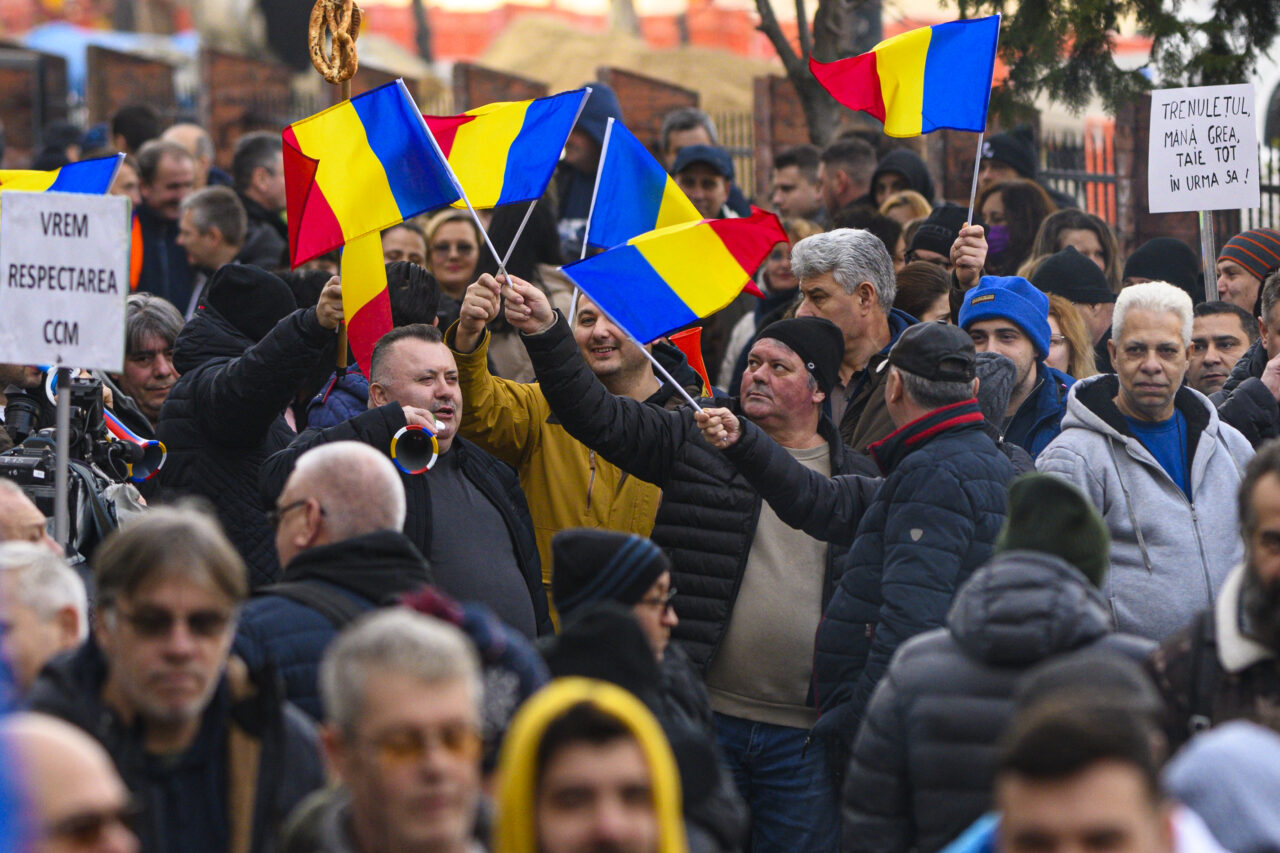 Minerii, pensionarii, sindicaliștii, silvicultorii, siderurgiștii și rezerviștii ies în stradă pentru a protesta împotriva „ordonanței Trenuleț”