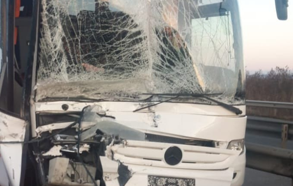Un autocar cu pasageri, implicat într-un ACCIDENT pe Autostrada București-Pitești. Impact cu un autocamion