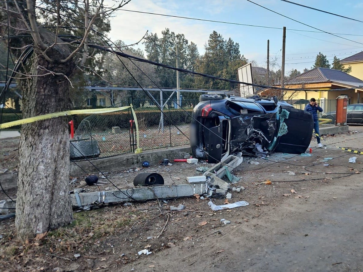 TRAGEDIE pe DN 54, în Olt. Un șofer începător s-a urcat beat criță la volan și s-a izbit violent de un stâlp. Un pasager a murit
