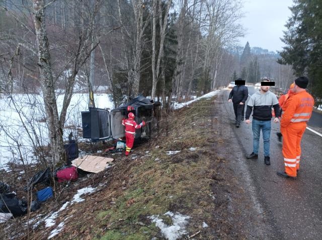 O persoană a MURIT și alte cinci au fost rănite, după ce un microbuz s-a răsturnat pe un drum din Suceava. A fost activat Planul Roșu de Intervenție