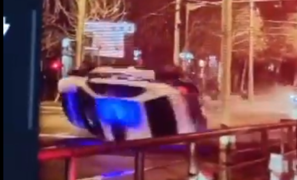Momentul în care e lovită și răsturnată o mașină de poliție aflată în misiune, în București. O polițistă a fost rănită – VIDEO