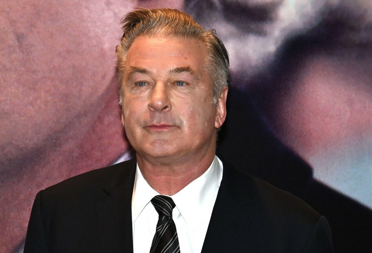Actorul Alec Baldwin îi atacă în instanță pe procurorii care l-au acuzat de omor prin imprudență