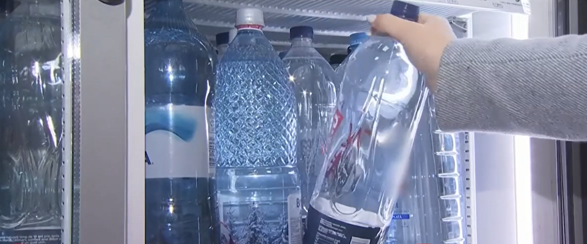 Apa îmbuteliată este tot mai SCUMPĂ, în România. Cât cheltuiește o familie pe acest produs, în fiecare lună