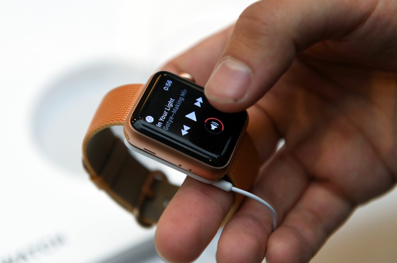 Schior SALVAT de la moarte de ceasul său inteligent. Cum a acționat smartwatch-ul