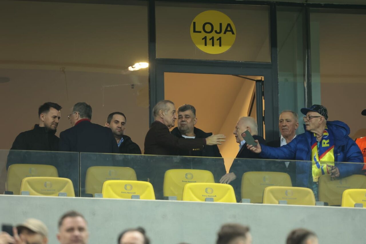 Marcel Ciolacu și Gigi Becali, în loja de gală a Arenei Naționale, la meciul FCSB – Manchester United