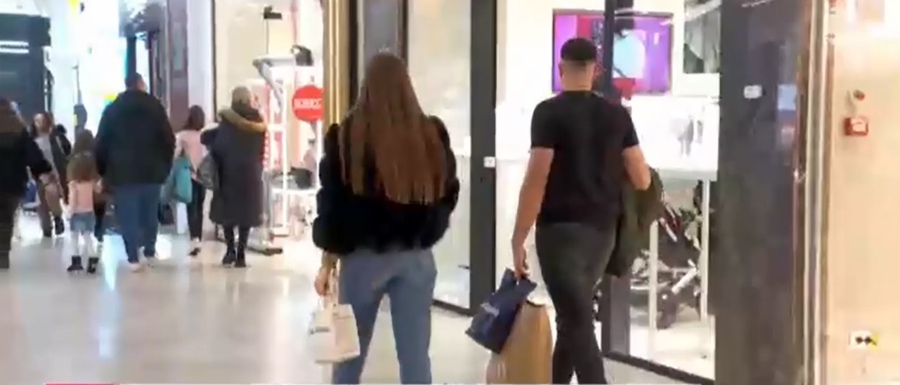 Magazinele s-au aglomerat din nou după sărbători, dar de clienți care vor să returneze diverse CADOURI. Care sunt motivele